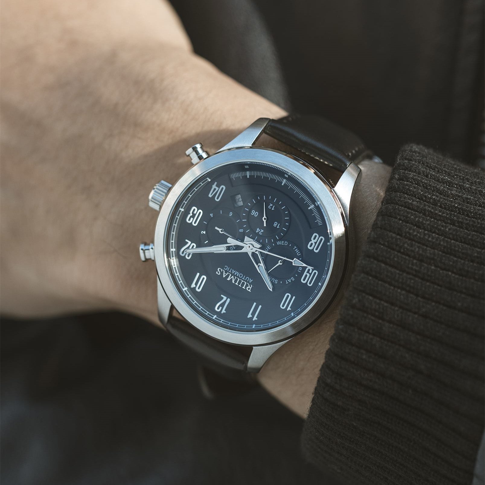 Montre automatique cuir vintage portée poignet costume chemise style gentleman dress