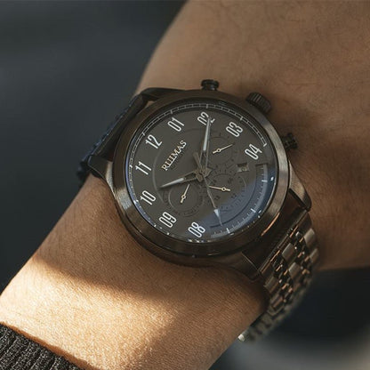 Montre automatique squelette homme portée au poignet style élégant casual chic acier brillant